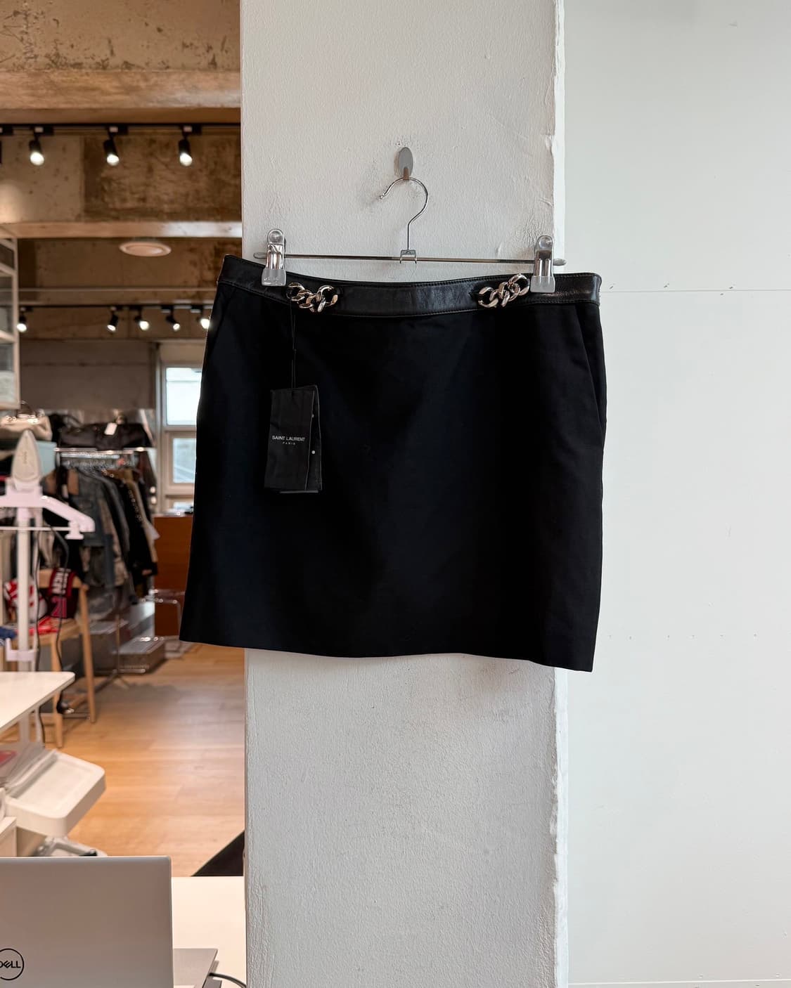 생로랑 블랙 체인 미니스커트 상품이미지2