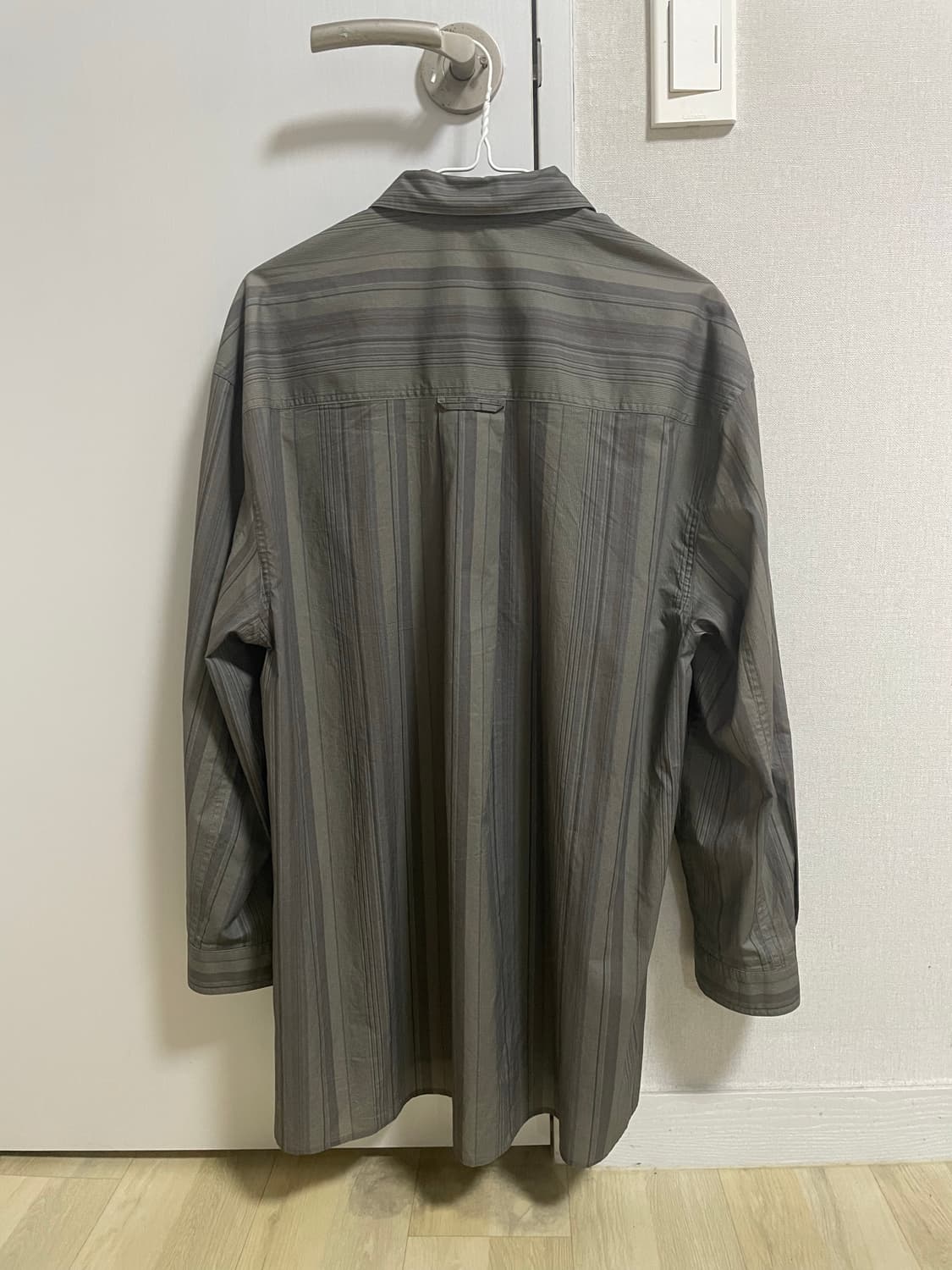 아모멘토 24fw 넥 셔링 스트라이프 오버사이즈 셔츠 상품이미지10