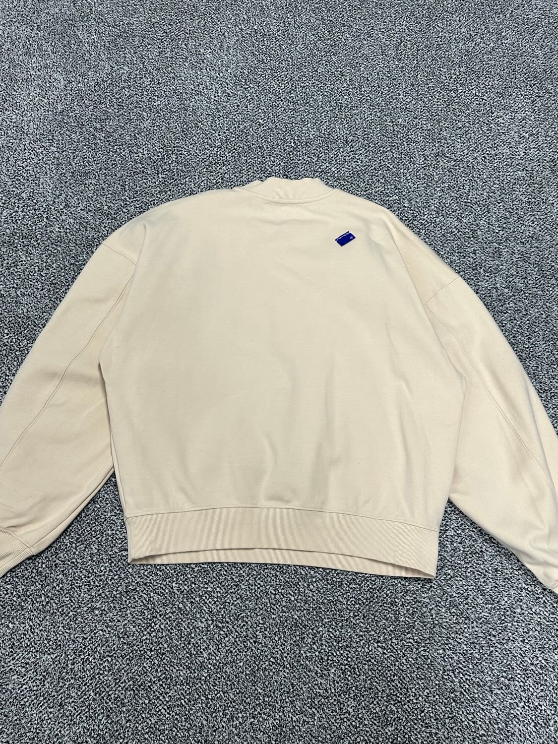 아더에러 레터링 아이보리색 맨투맨 상품이미지6