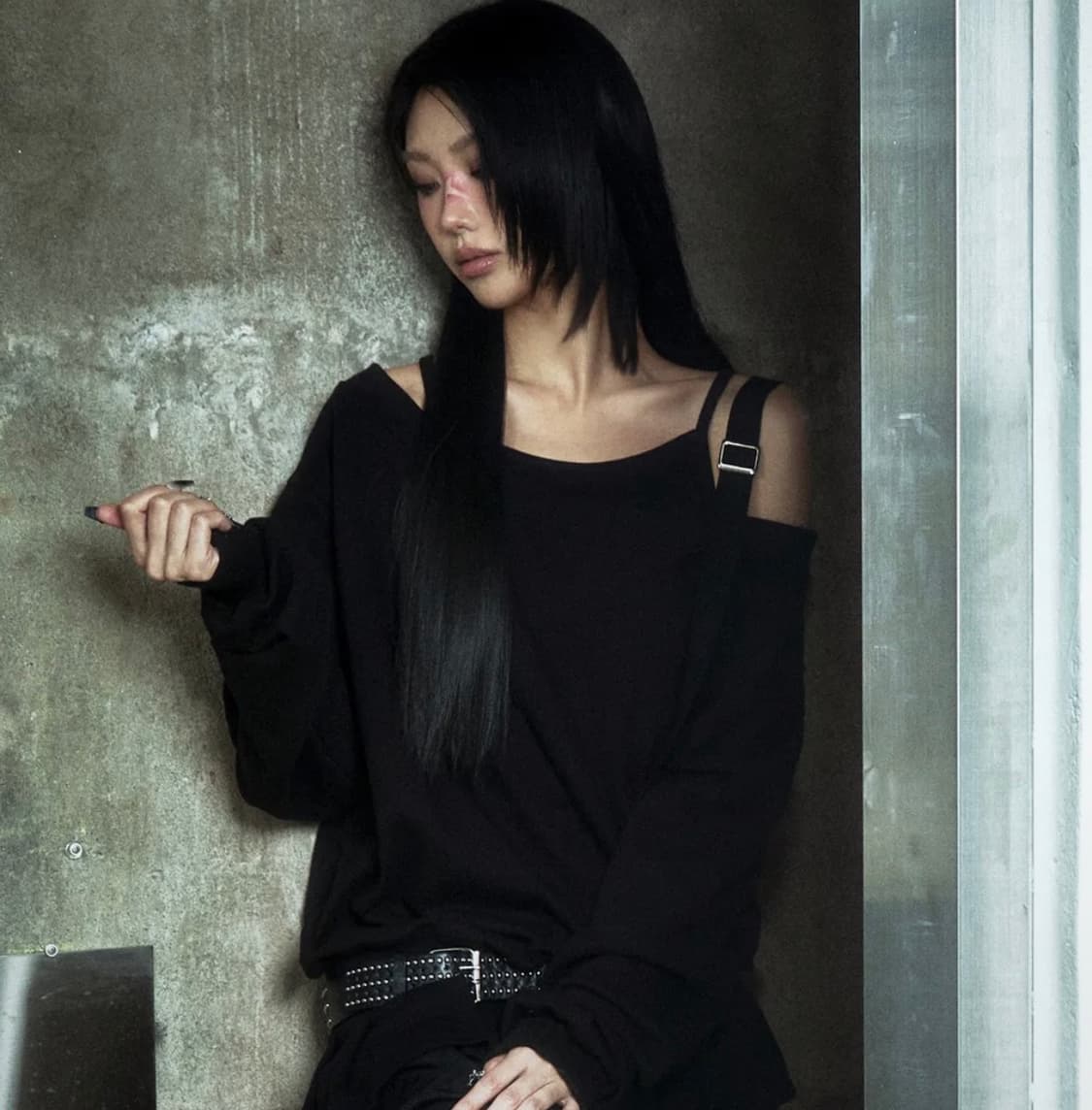 칙스 버클 원숄더 맨투맨 블랙 상품이미지1