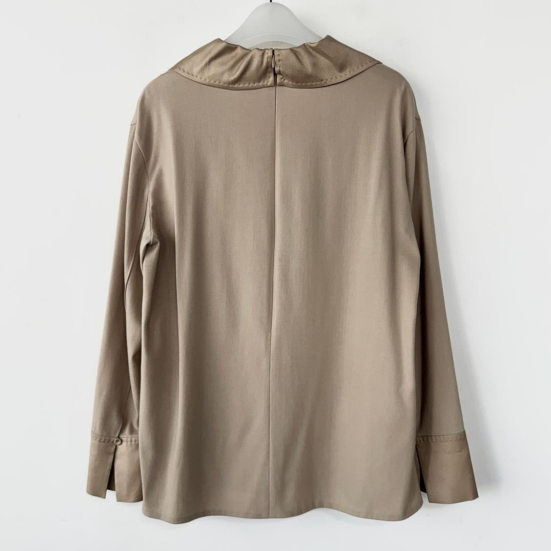 르베이지 오픈 칼라 티 블라우스 상품이미지4