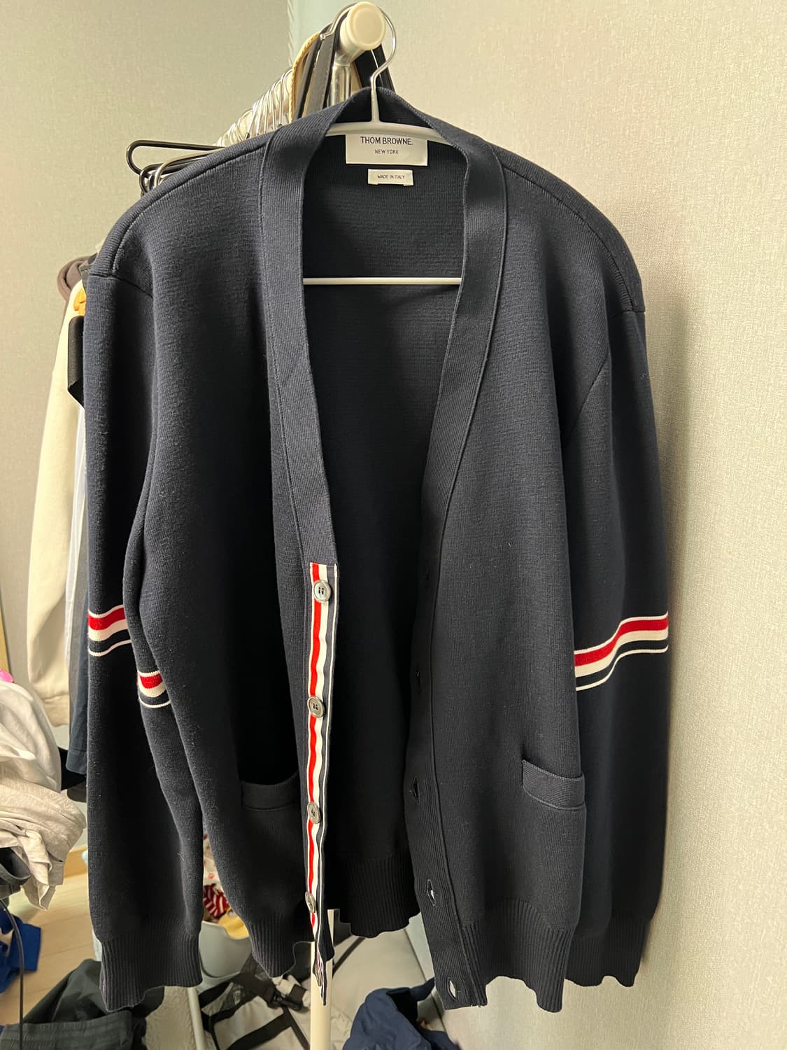 톰브라운 암밴드 네이비 가디건 상품이미지1