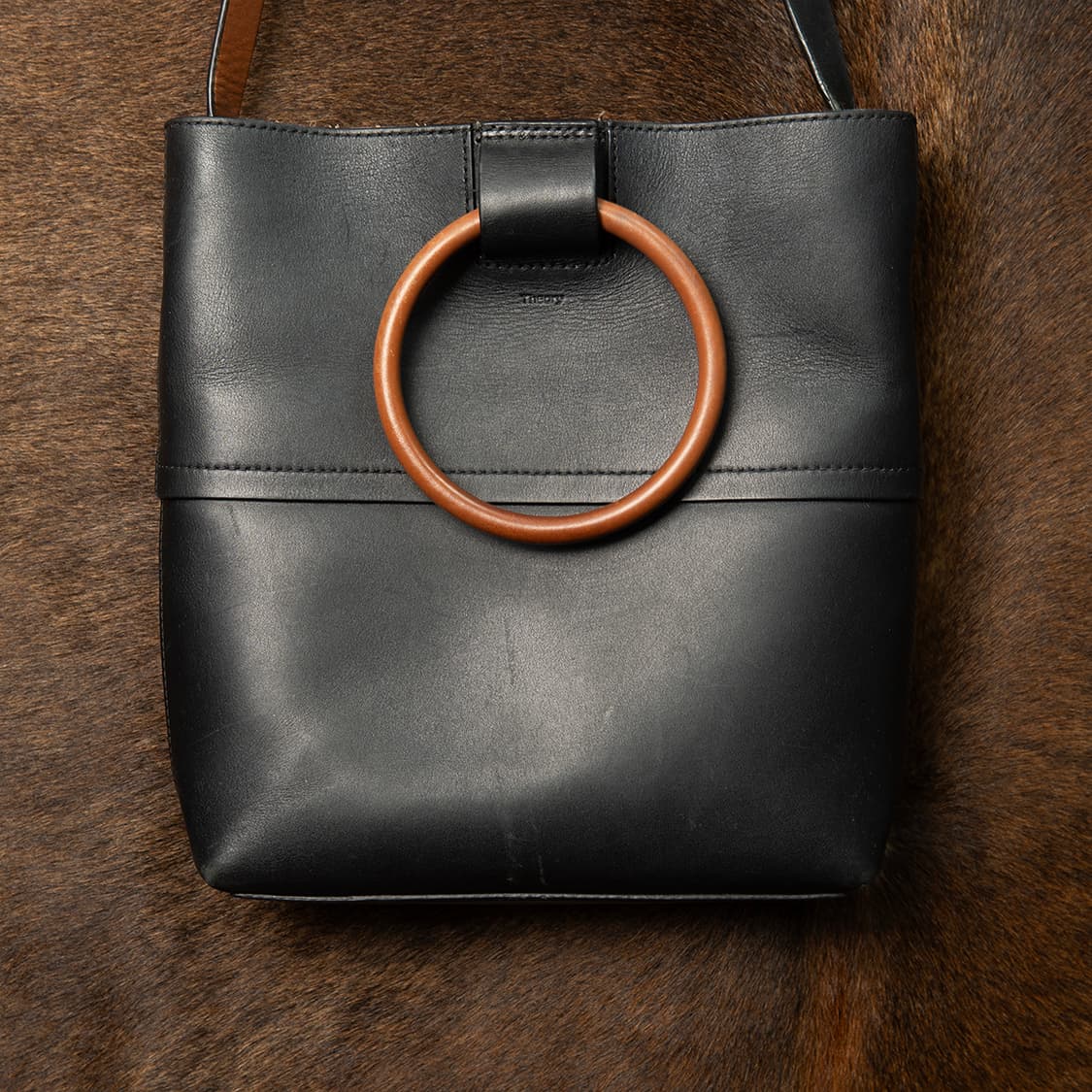 Theory 띠어리 후프 레더 크로스 & 토트 백  상품이미지2