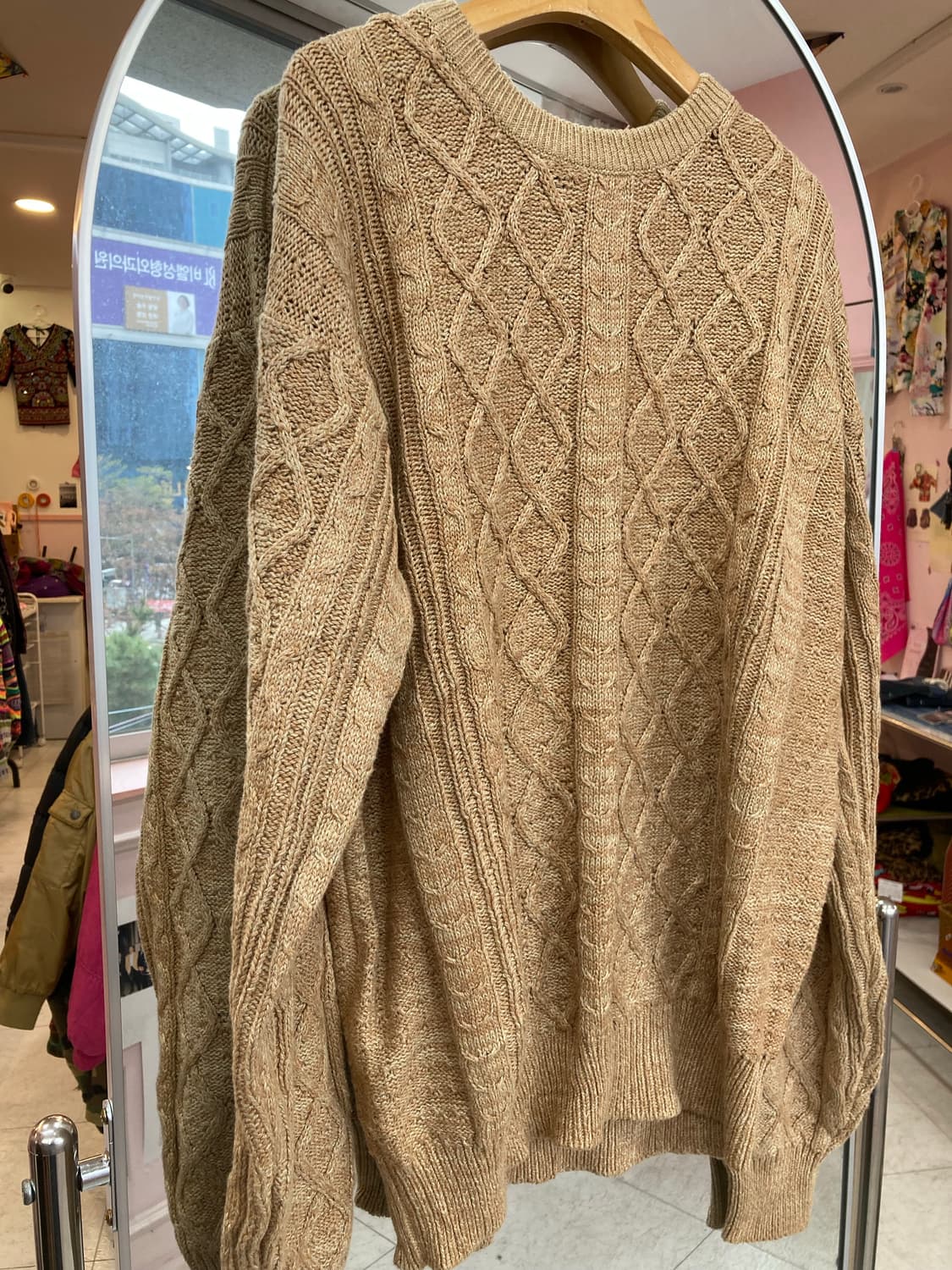 에스닉 베이지 꽈배기 오버핏 니트 상품이미지4