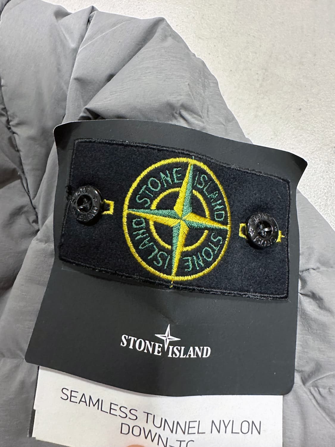스톤아일랜드 심리스 나일론 TC경량패딩 시멘트 M사이즈 새상품 상품이미지4