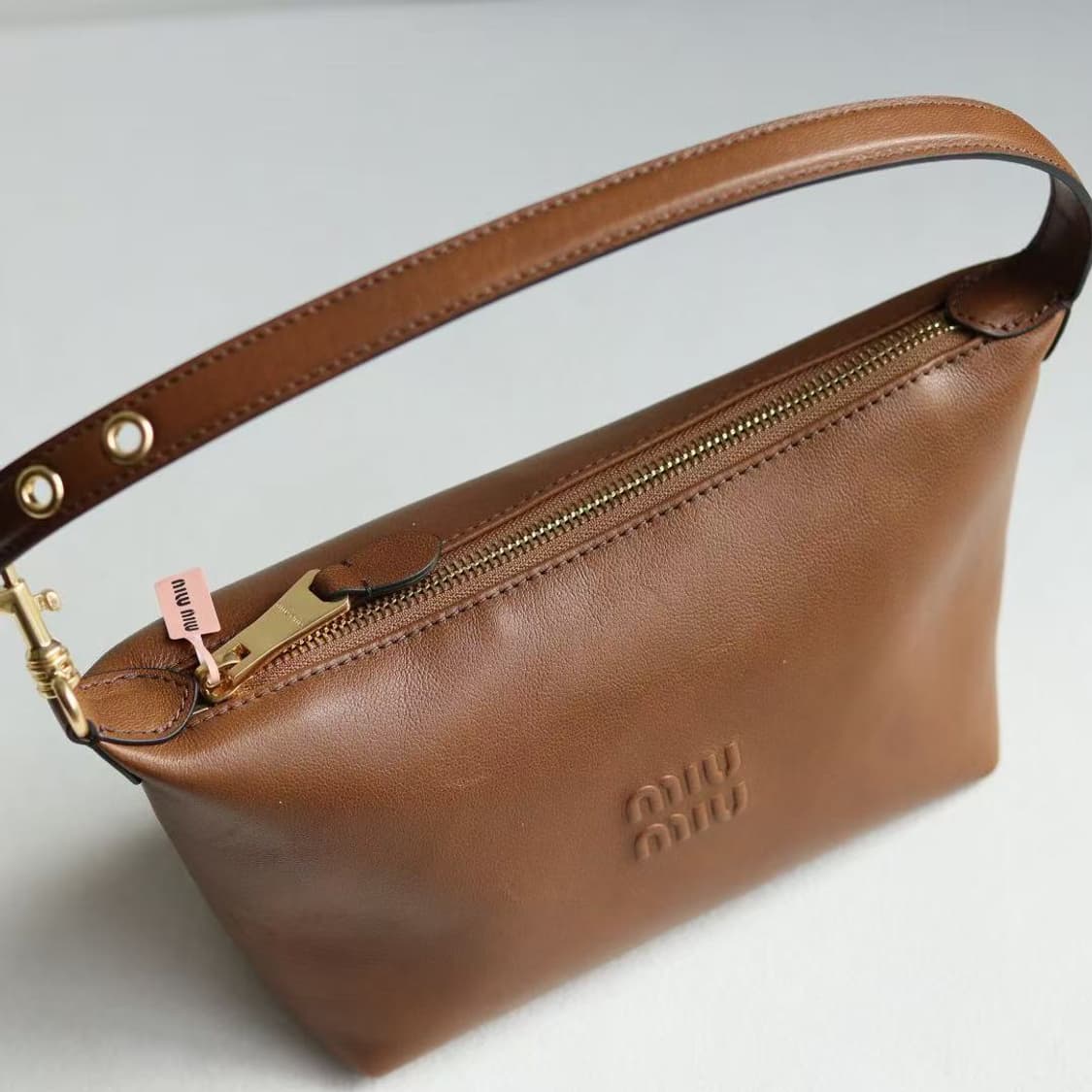 미우 미우 나파 레더 파우치 오크 상품이미지3