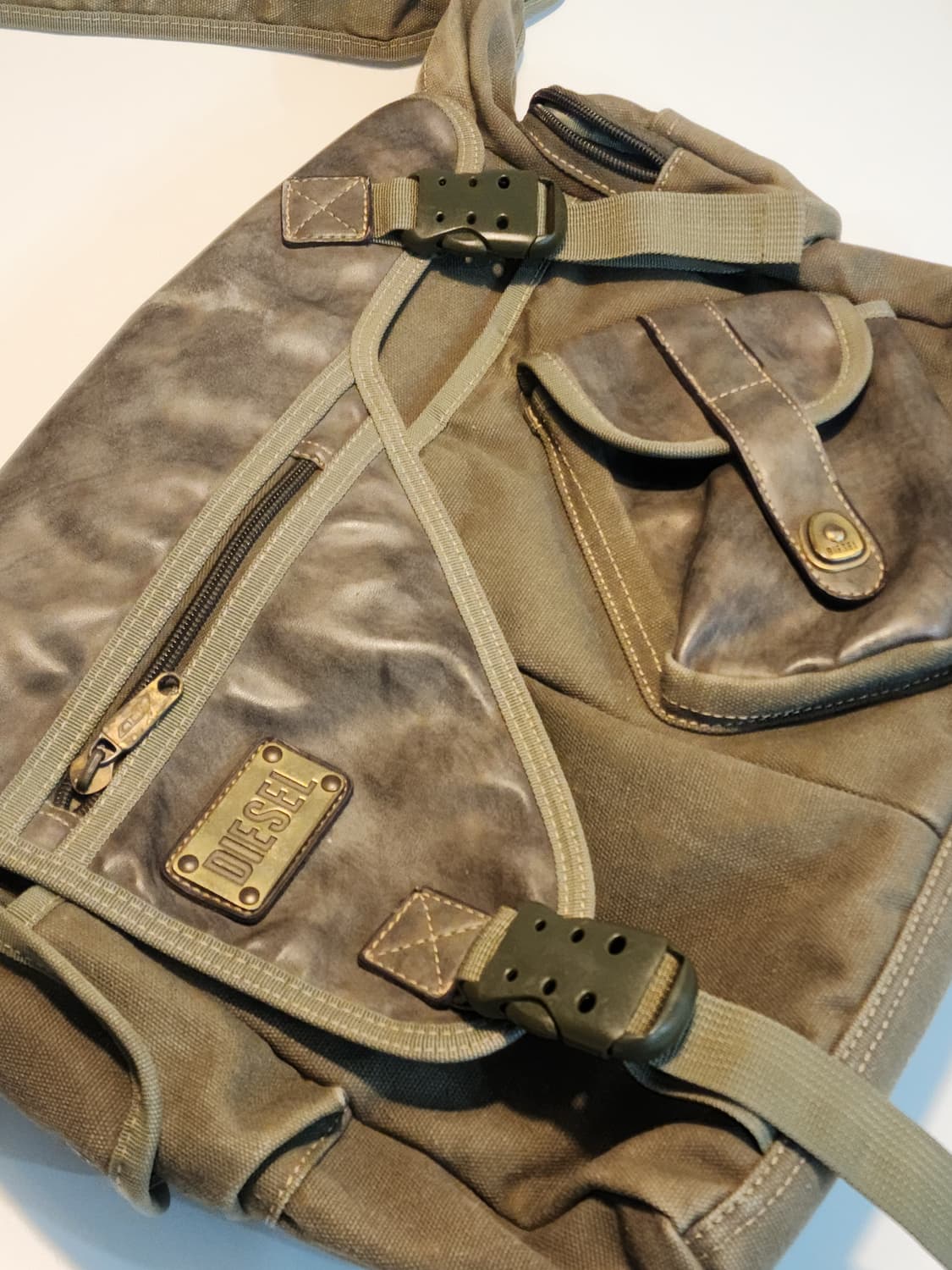 DIESEL 디젤 밀리터리 풍 크로스백 메신저백 상품이미지4