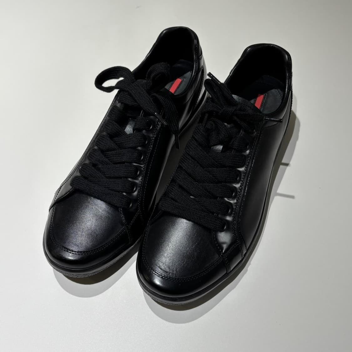 8.5) 프라다 블랙 레더 스니커즈 상품이미지1