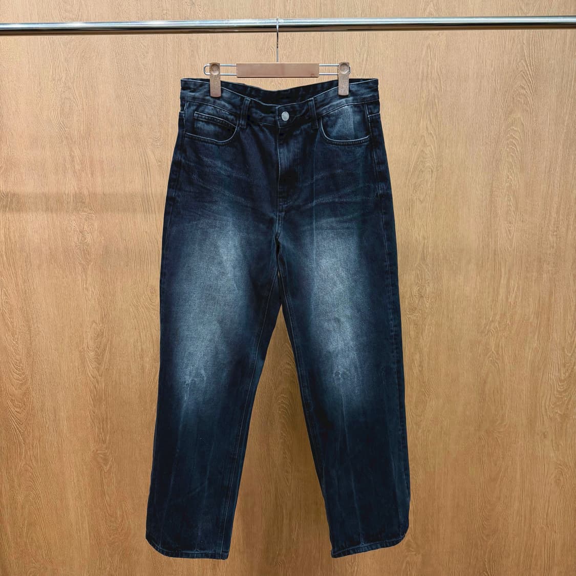 솔리드옴므 워싱 데님 팬츠 실버 로고 패치 디테일 벌룬 루즈핏 흑청 상품이미지2