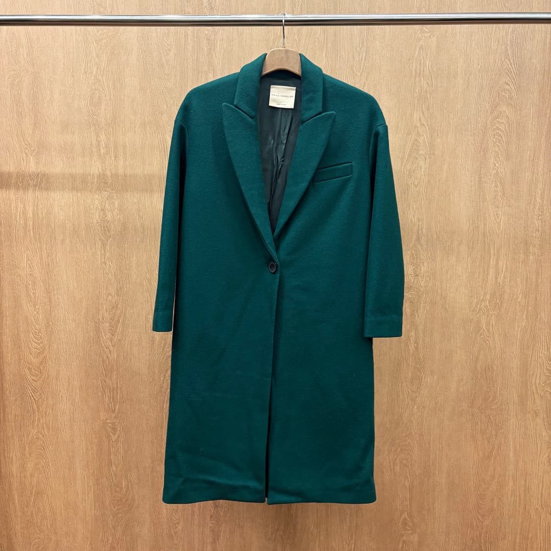 에리카 까발리니 롱 코트 클래식 노치드 라펠 싱글 버튼 슬릿 디테일 그린 상품이미지2