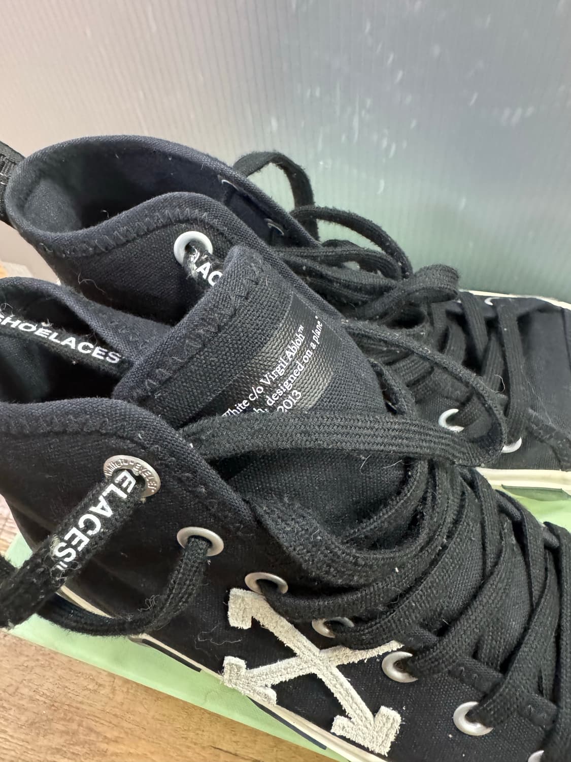 오프화이트 미드탑 스니커즈 상품이미지3