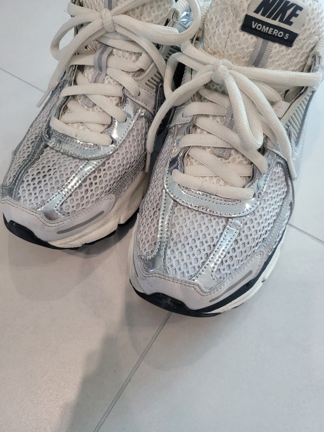 👟 [280] "발이 먼저 아는 편안함" 나이키 줌 보메로 5 실버 상품이미지2