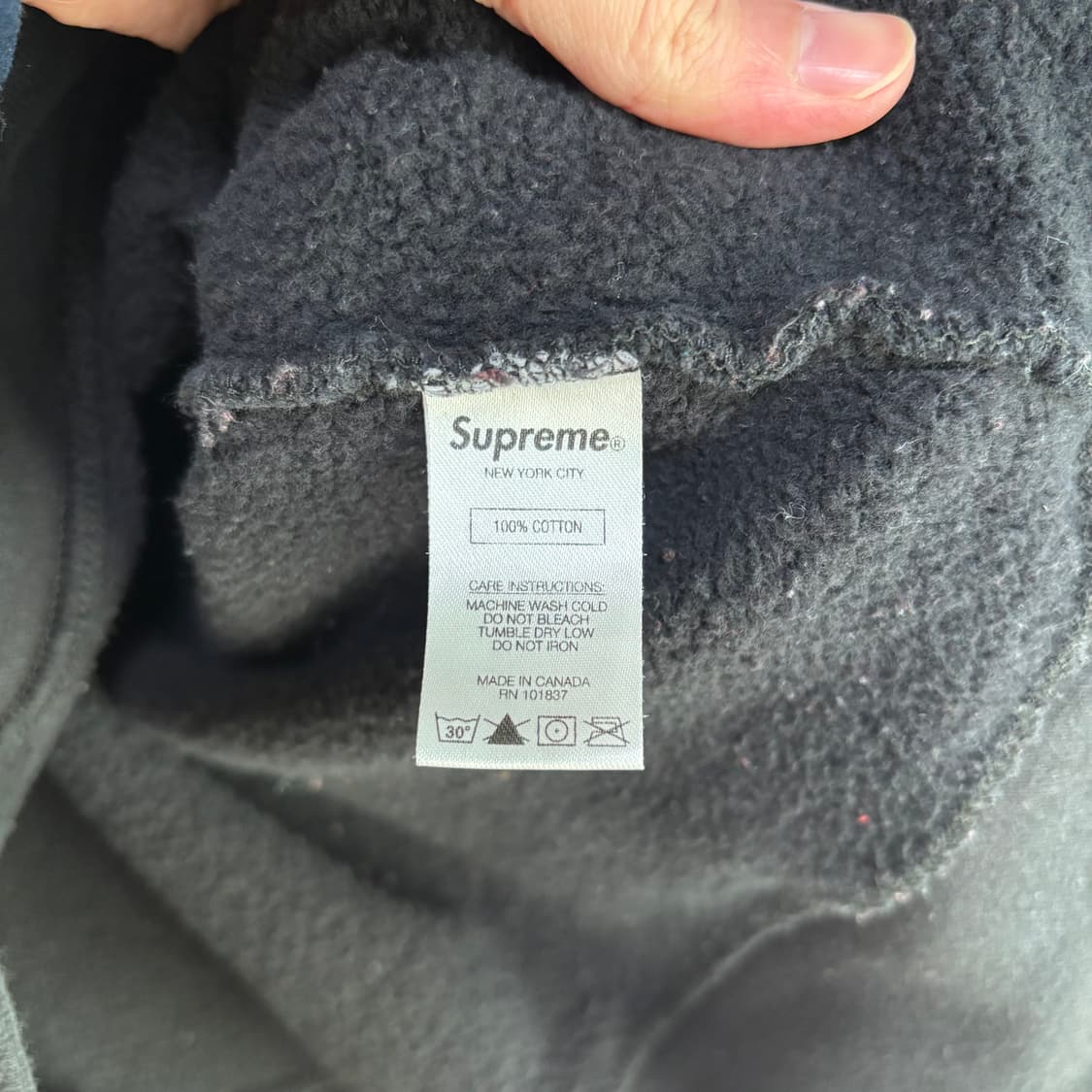 슈프림 18FW 월드 페이머스 맨투맨 블랙 상품이미지3