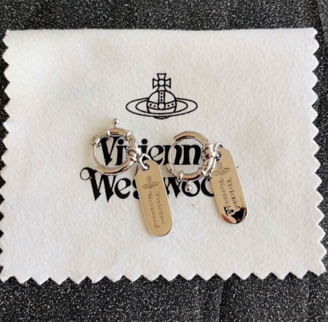 비비안웨스트우드 아카이브 레터링 orb 각인 드롭 링귀걸이 상품이미지1