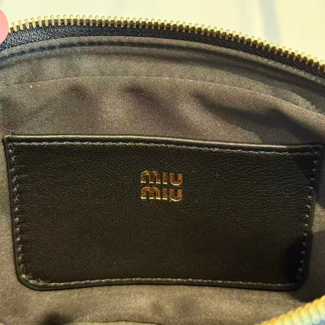 미우 미우 마테라쎄 나파 레더 파우치 블랙 5NE024 상품이미지5