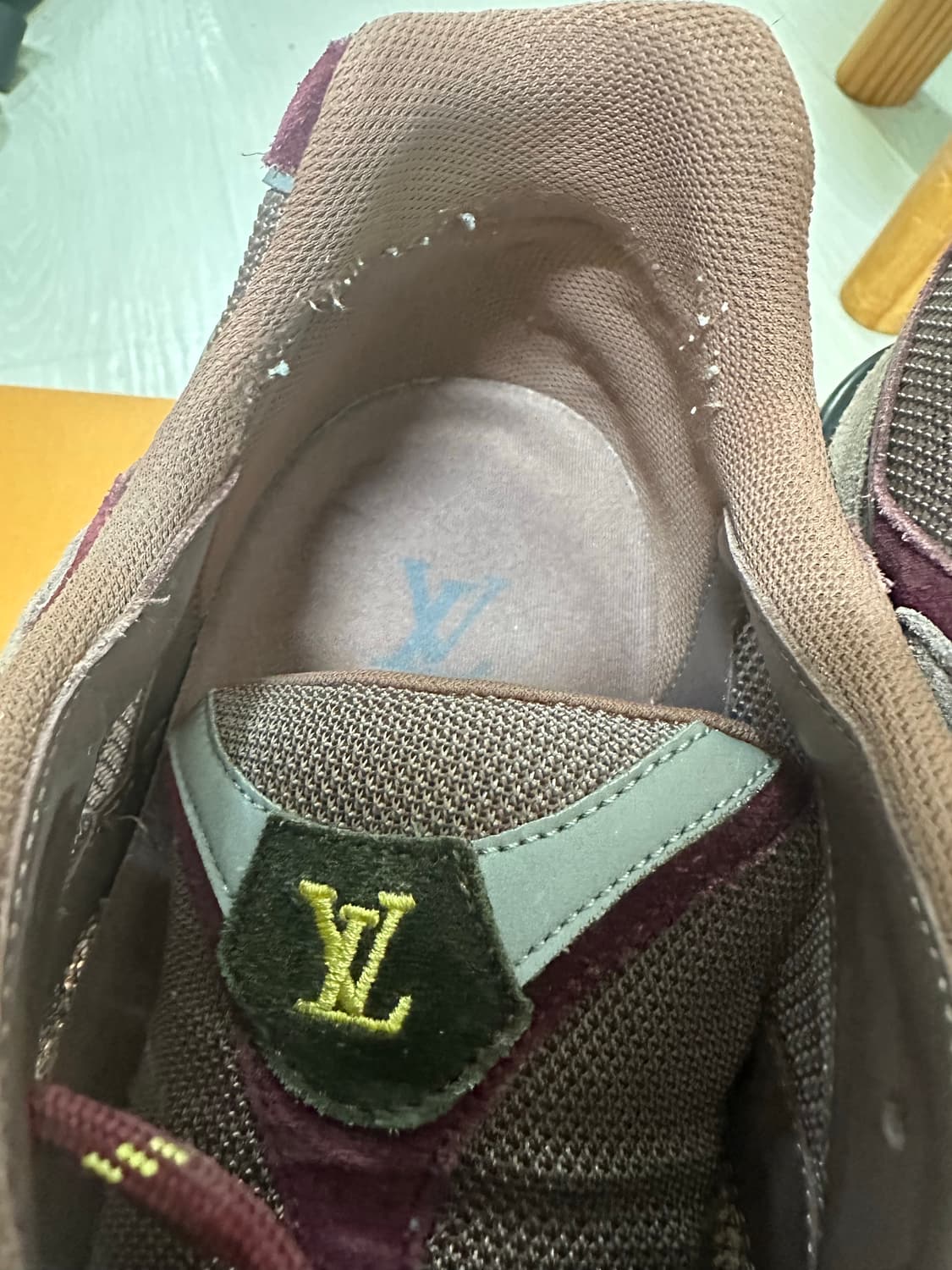 [6] 루이비통 20SS 메인컬렉션 블루 네임택 스니커즈 버건디 상품이미지8
