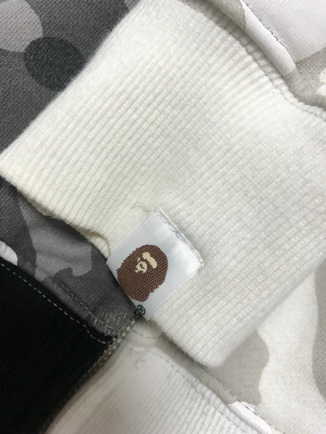 베이프 샤크 후드집업 흑백 상품이미지3