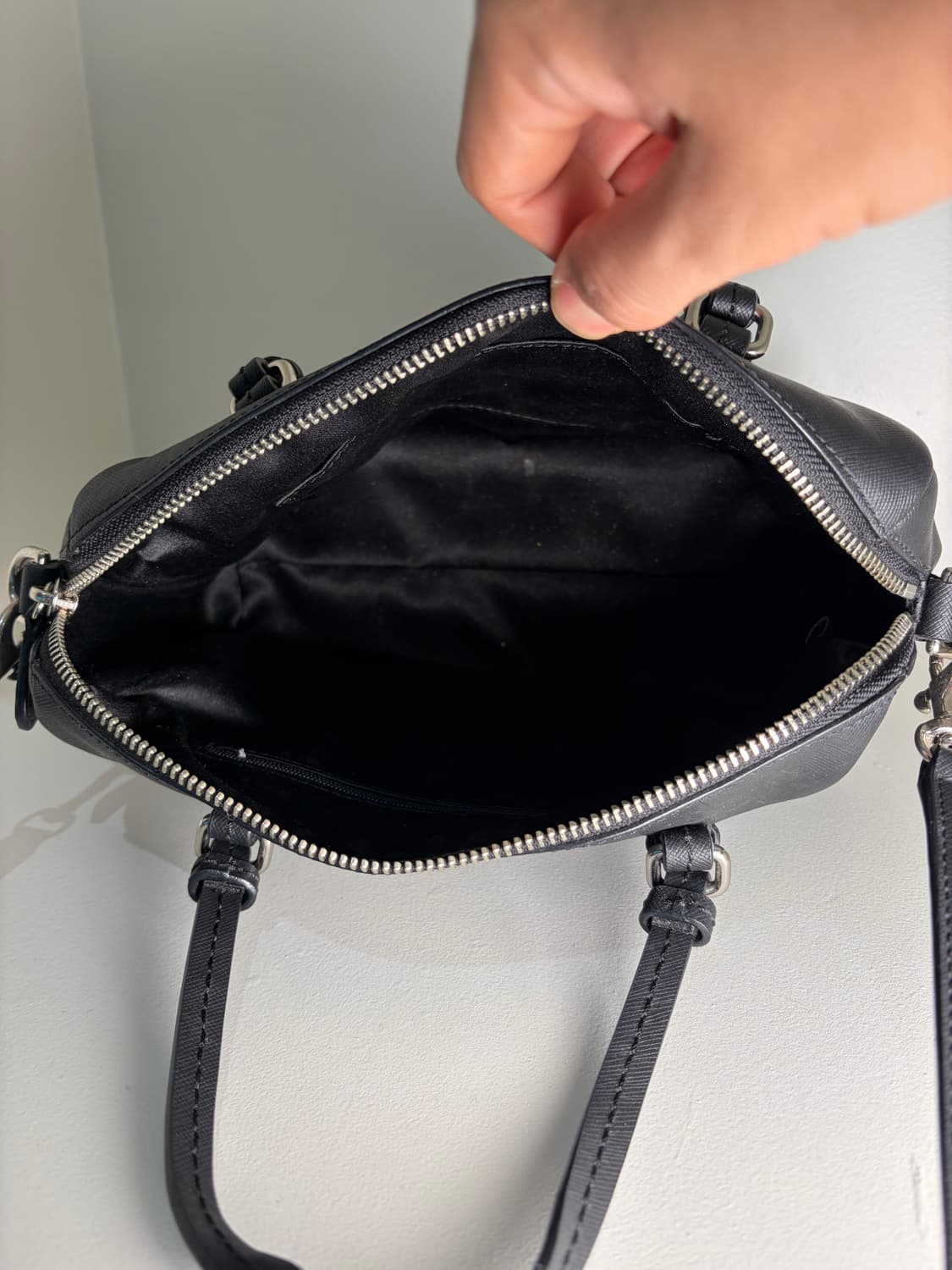 코치 블랙 가죽 크로스백 상품이미지4