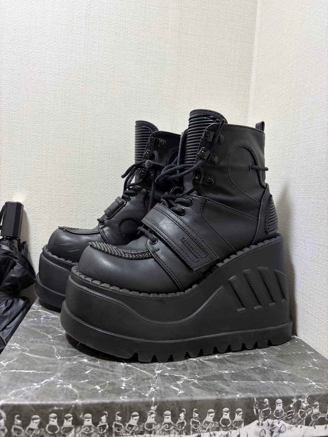 데모니아 스톰프13 루프스트랩 퀄트 텅 앵클하이탑 플랫폼 블랙 상품이미지2