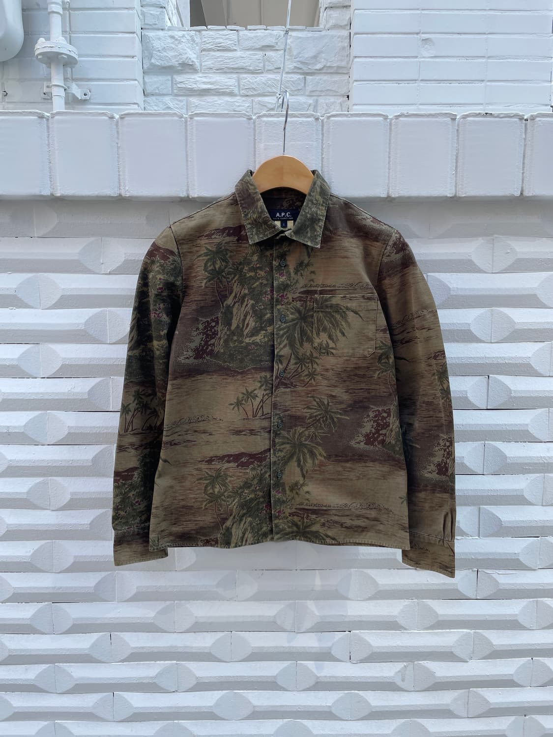 아페쎄 코튼 셔츠 하와이안 패턴 체스트 싱글 포켓 버튼 디테일 카키 상품이미지1