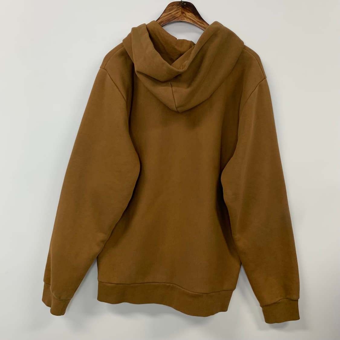 칼하트 자수로고 브라운 후드티 상품이미지3