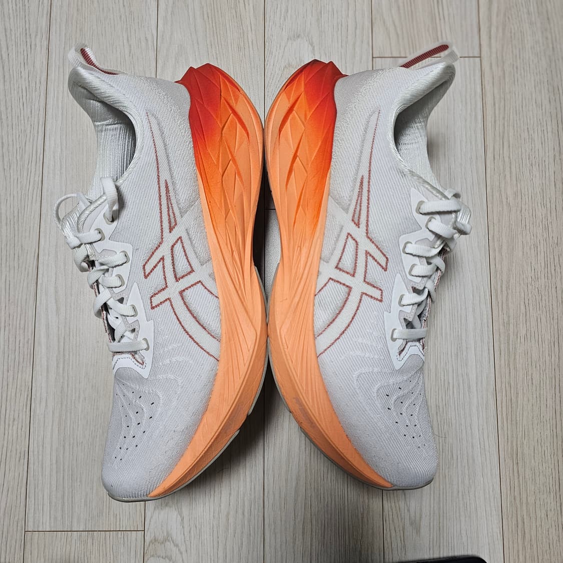 아식스 노바블라스트 4 화이트 문락 오렌지 러닝화 런닝 상품이미지5