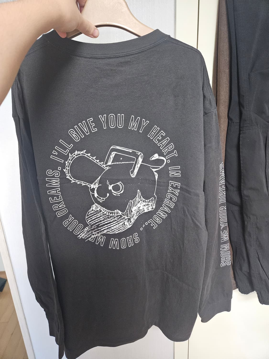 유니클로 체인소맨 긴팔티셔츠 상품이미지2