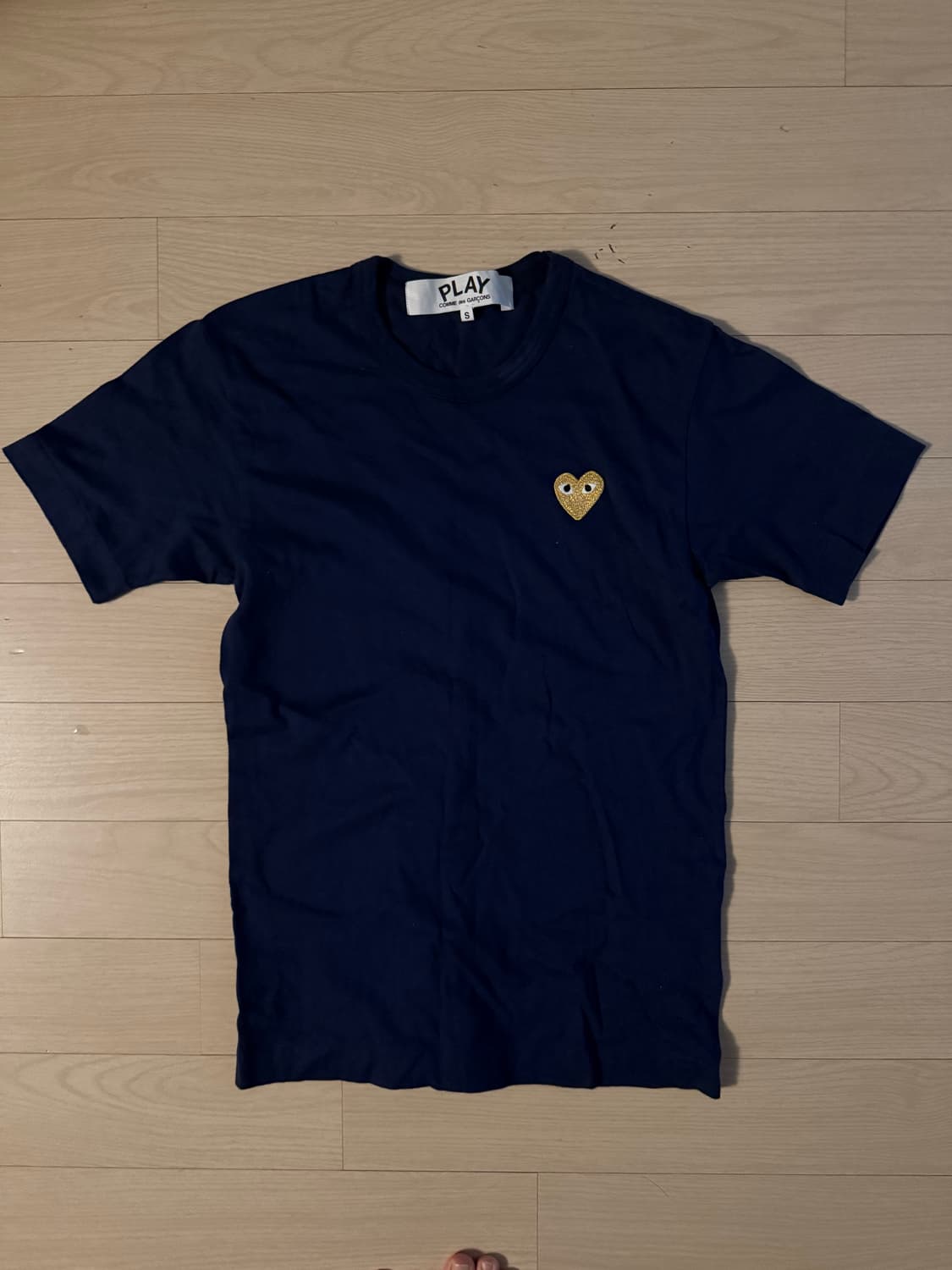 꼼데가르송 골드 하트 와펜 반소매 티셔츠 - 네이비 / P1T2162 상품이미지2