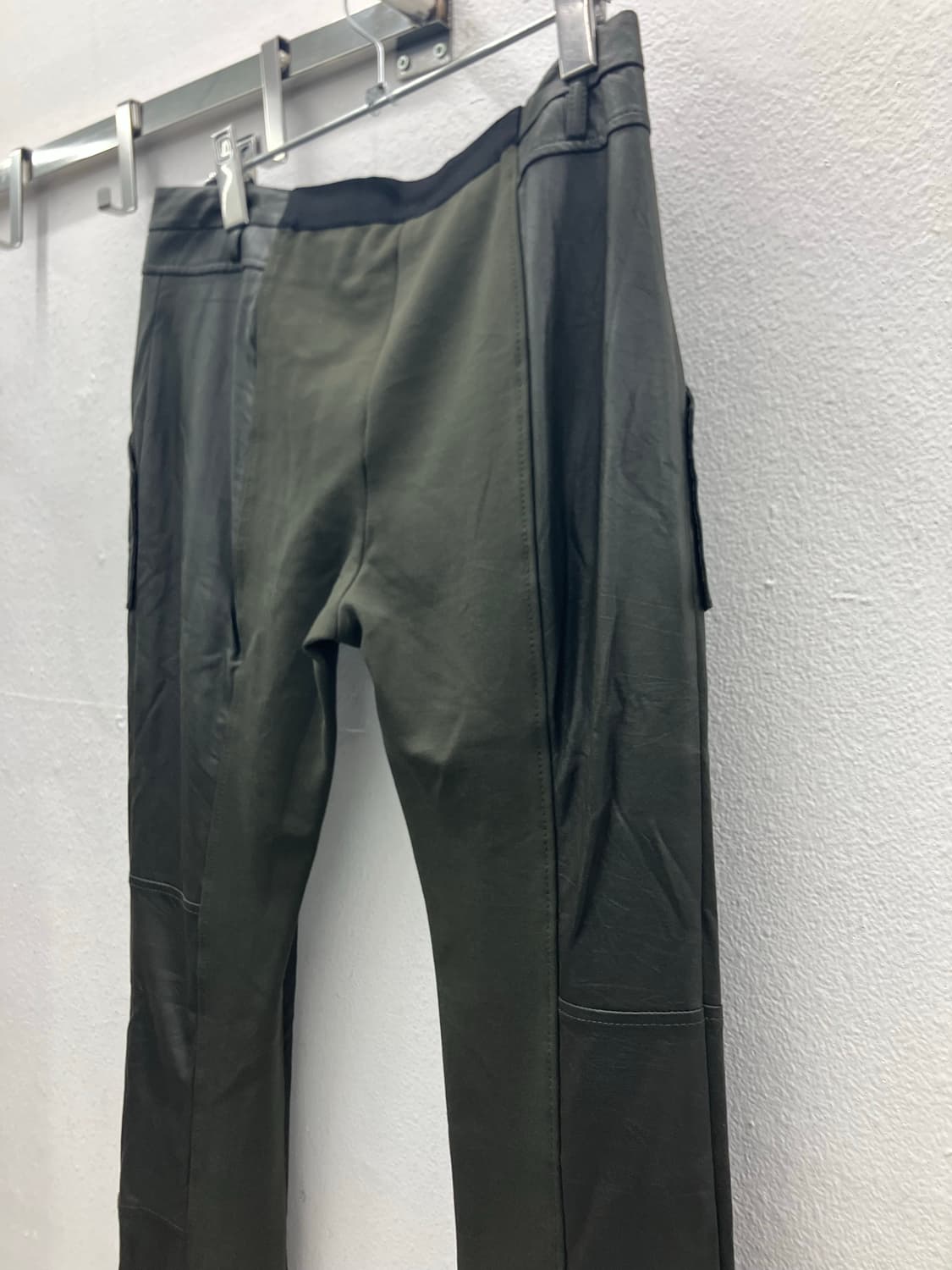 bcbgmaxazria 그린 레더코팅 배색원단 스키니 상품이미지1