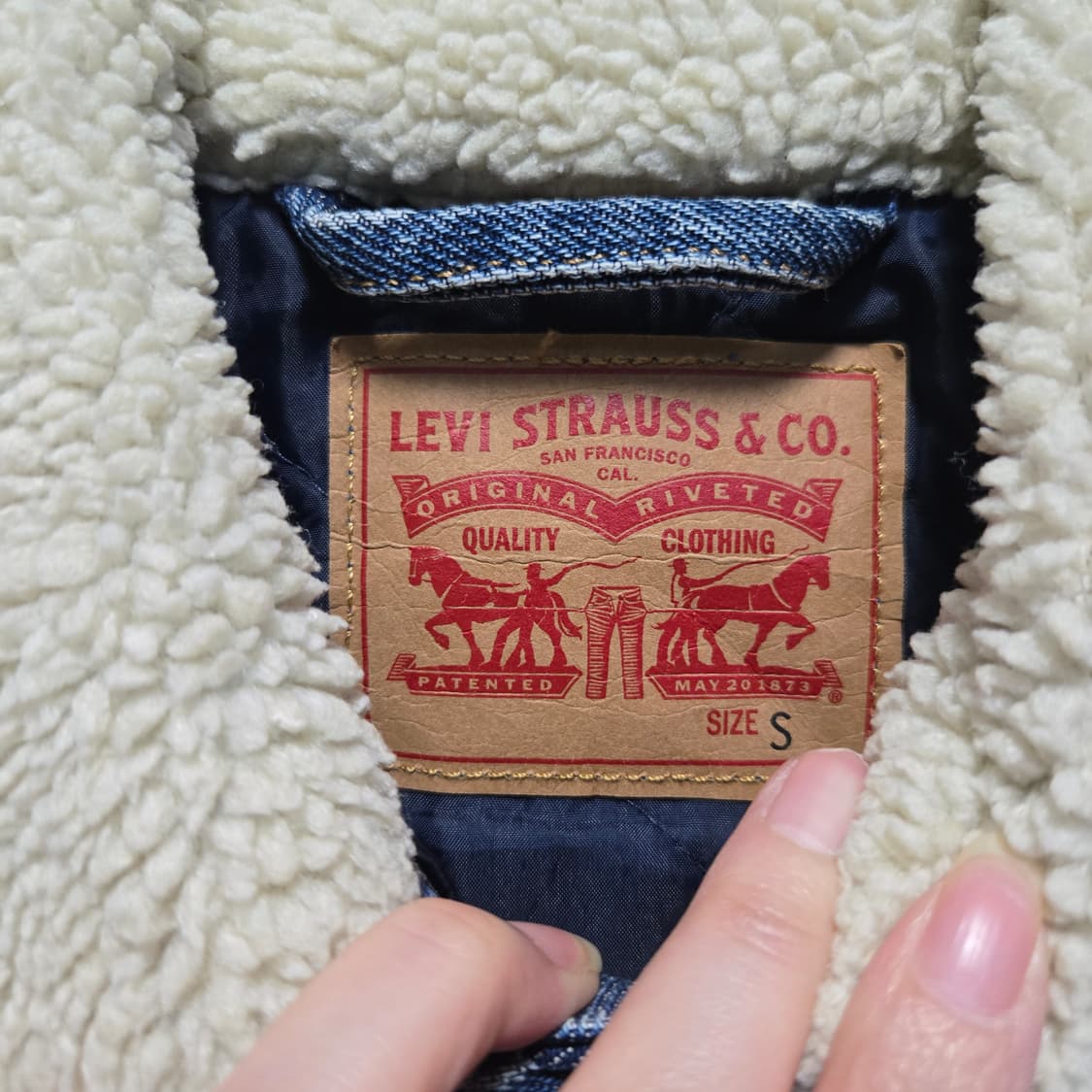 리바이스 여성 쉐르파 데님 트러커 자켓  상품이미지6