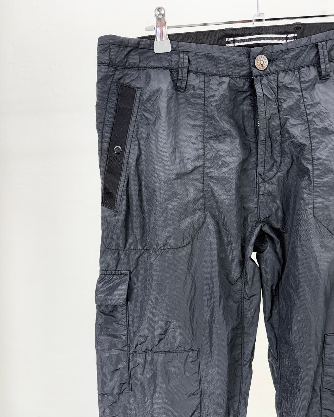 스톤아일랜드 20ss 블랙 나일론 메탈 시어서커 카고 팬츠 상품이미지2