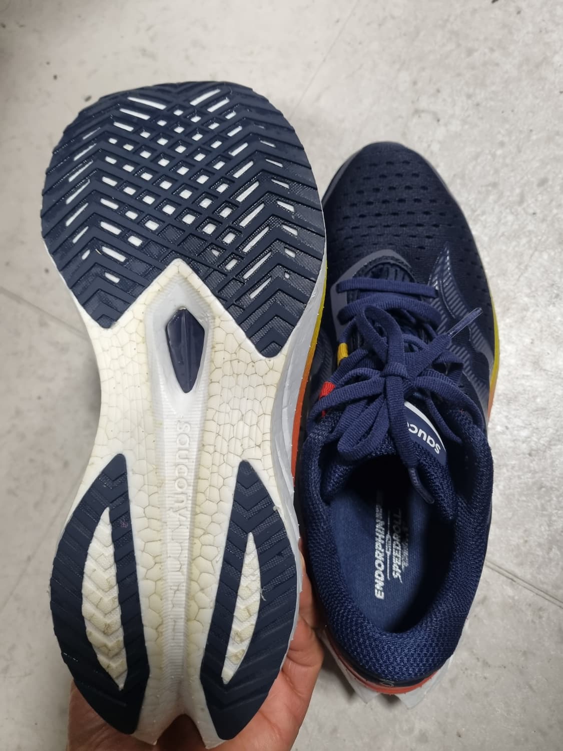 써코니 앤돌핀 스피드4 러닝화  상품이미지4