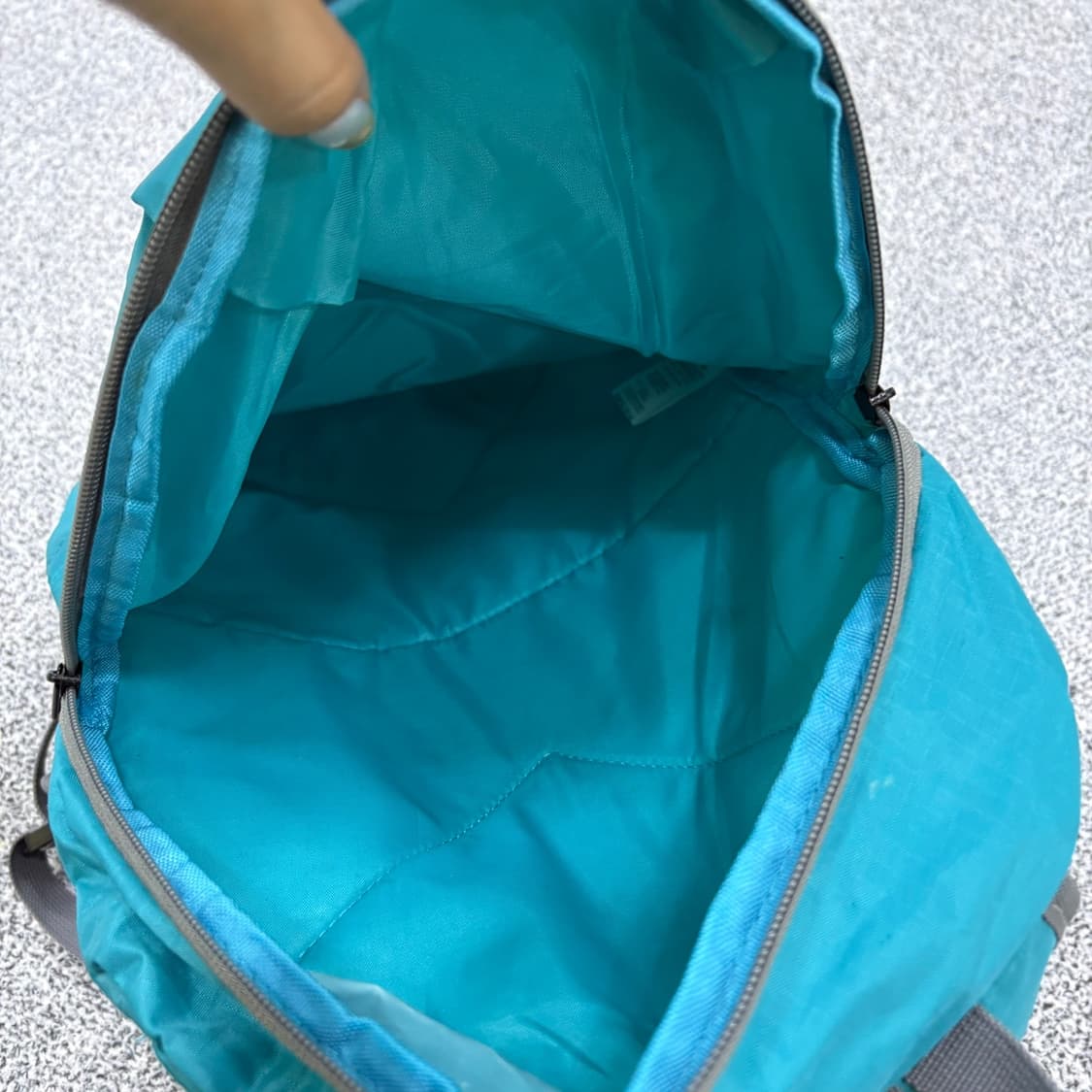 실측확인 살로몬 경량 백팩 0622J1 상품이미지5