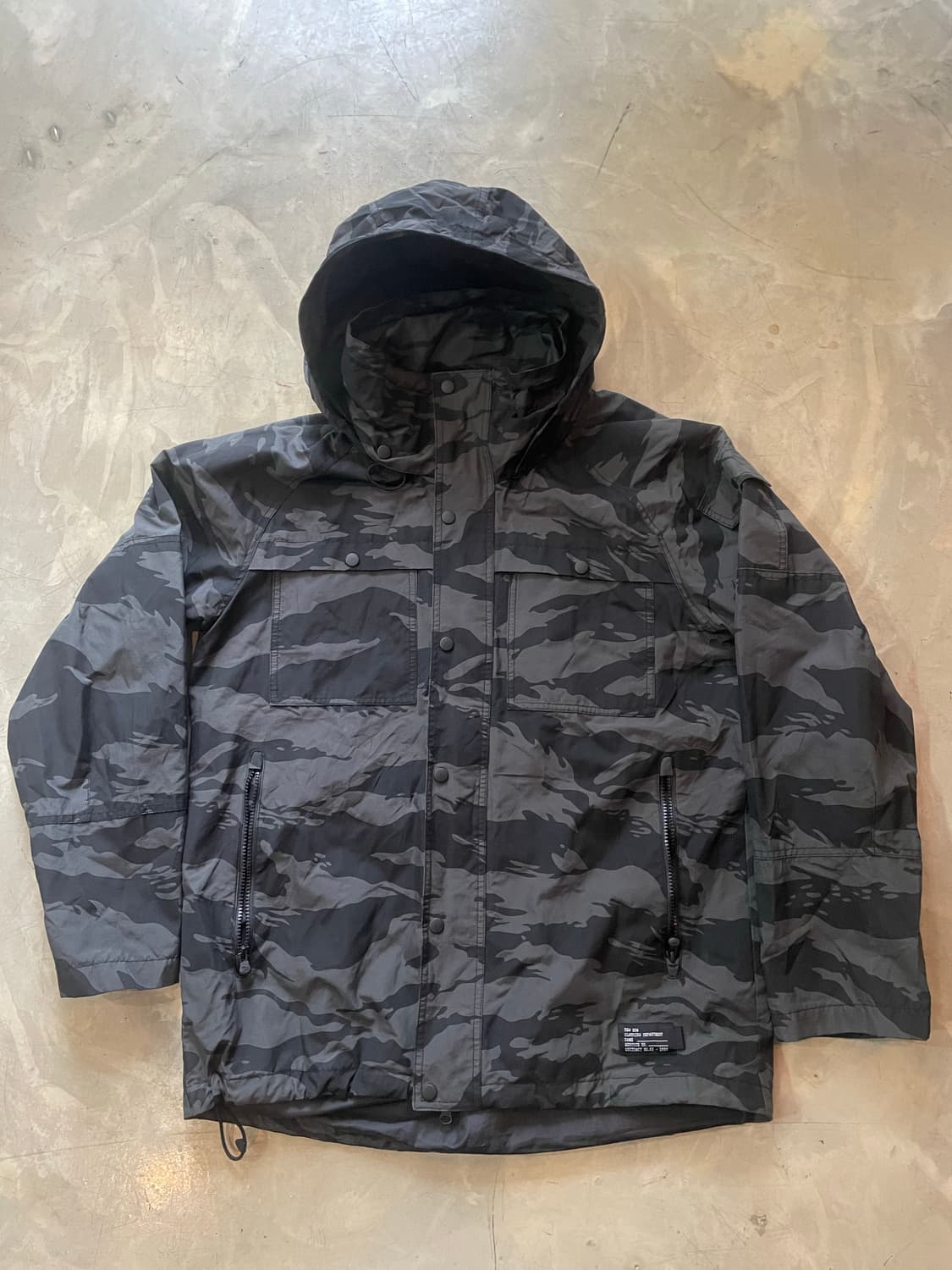 뉴에라 블랙 타이거카모 바람막이 2XL 상품이미지3