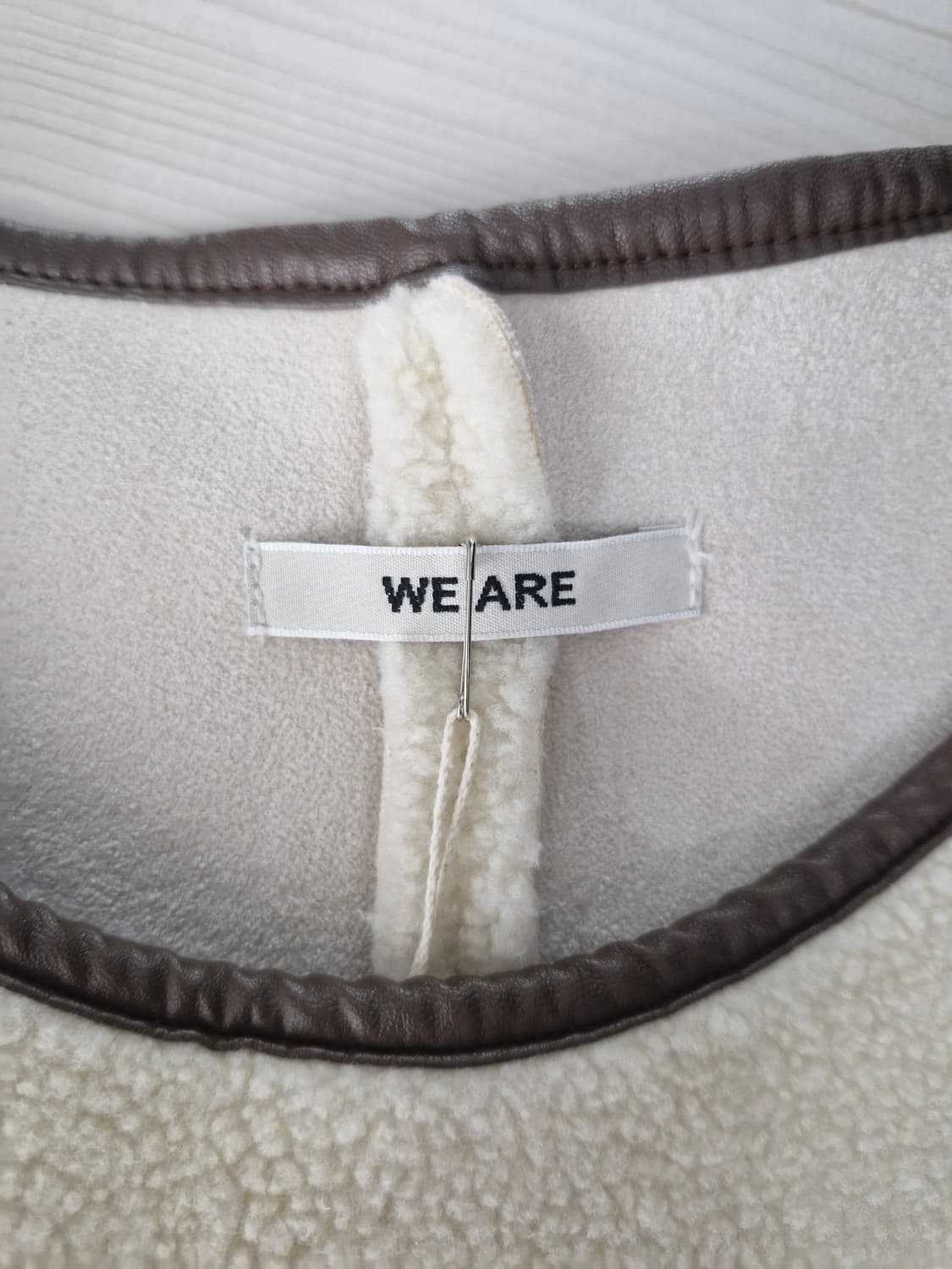 [새상품]WE ARE 위아 무스탕 조끼 상품이미지5