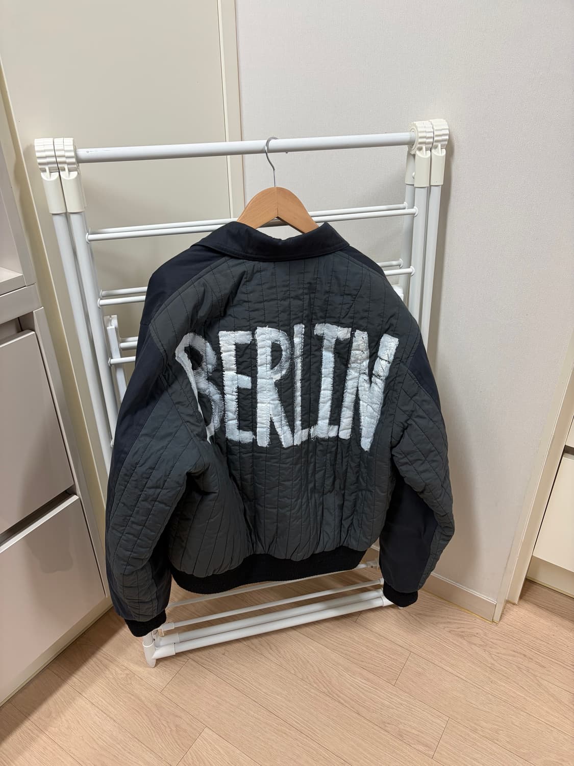 더뮤지엄비지터 베를린 봄버 2사이즈 상품이미지1