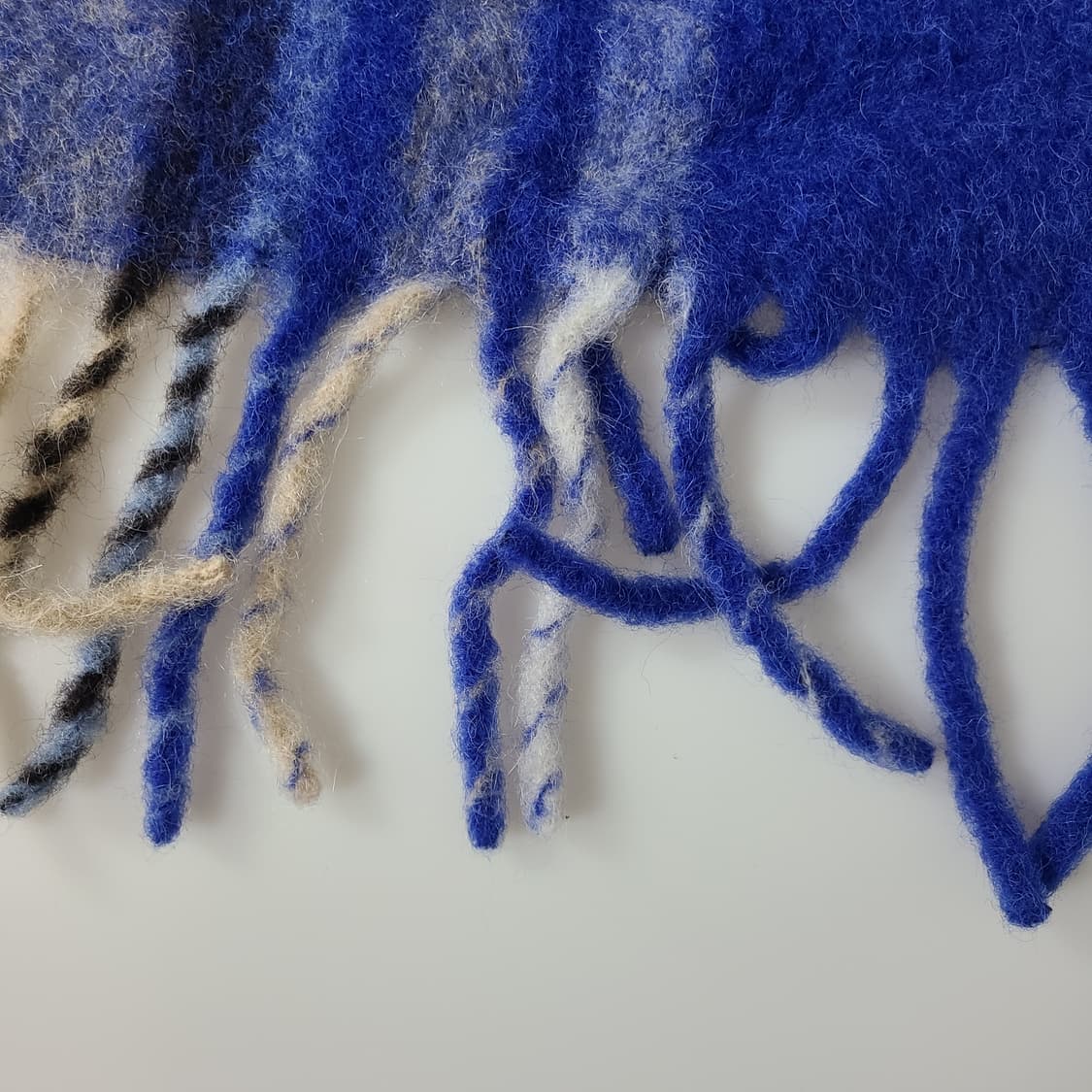 아크네 스튜디오 모헤어 타탄 머플러 일렉트릭 블루 베이지 OS 상품이미지4