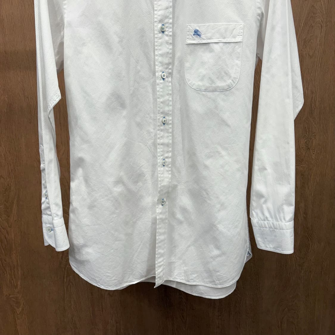 버버리 블랙 라벨 코튼 긴팔 셔츠 포켓 블루 로고 자수 디테일 화이트 상품이미지5