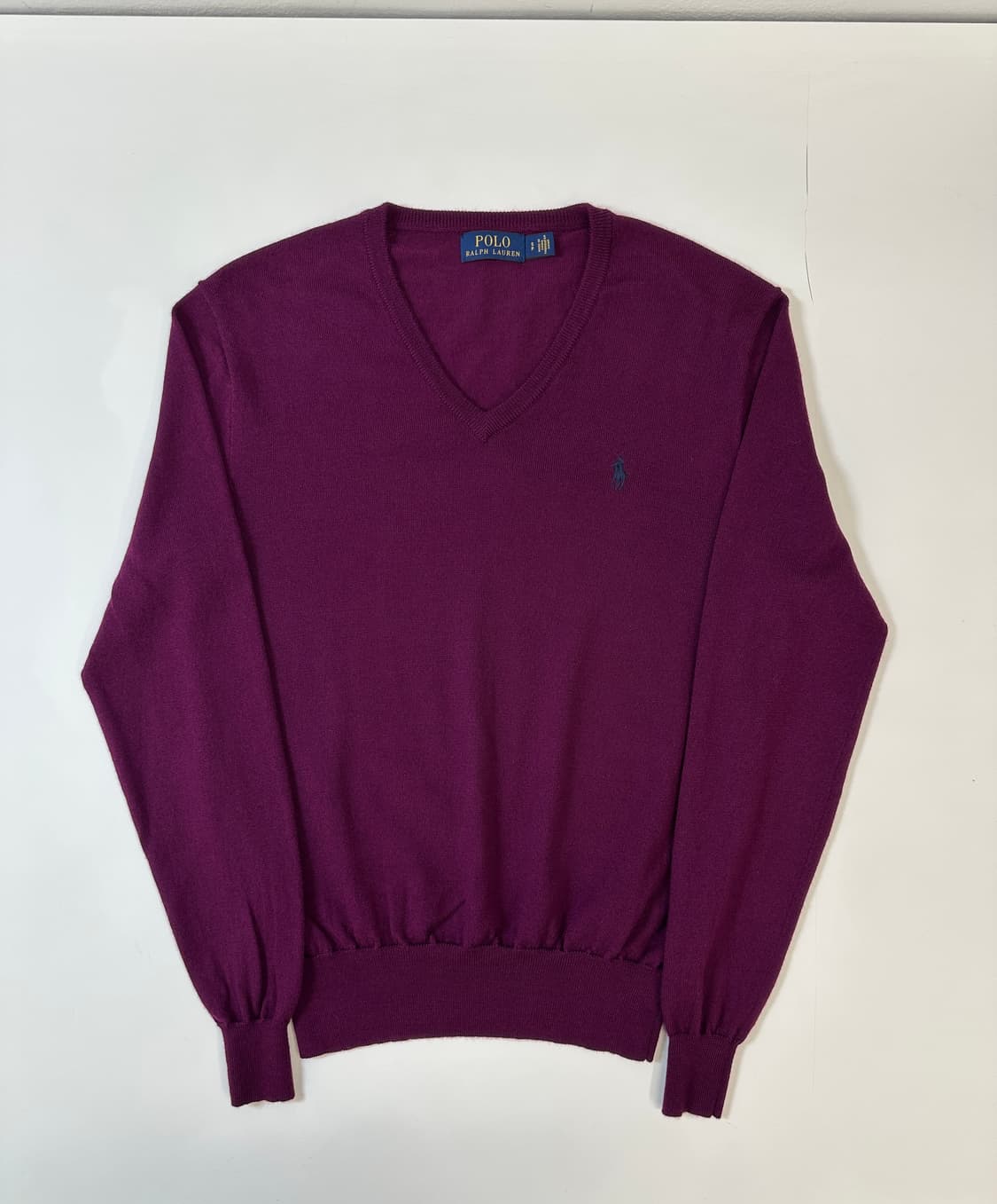 폴로 랄프로렌 브이넥 메리노울 니트 (플럼) 상품이미지1