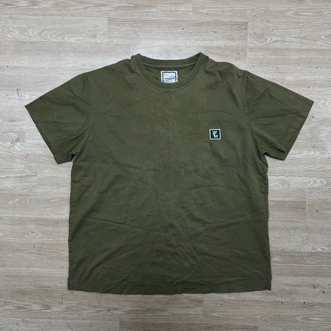 우영미 스퀘어 자수 로고 와펜 반팔티셔츠 [카키] 48 상품이미지1