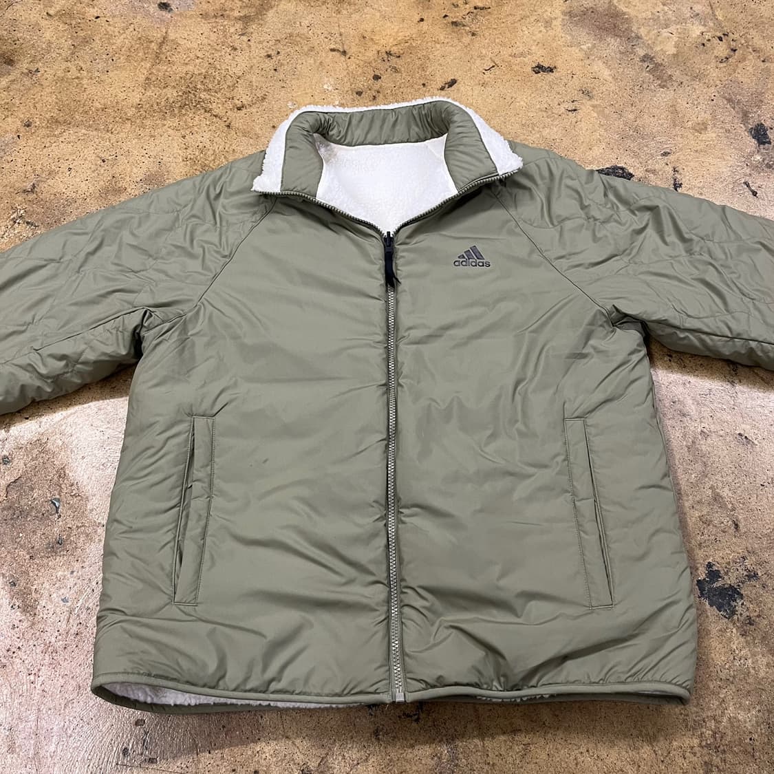 아디다스 리서시블 양면 후리스 패딩 카키 백로고  상품이미지3
