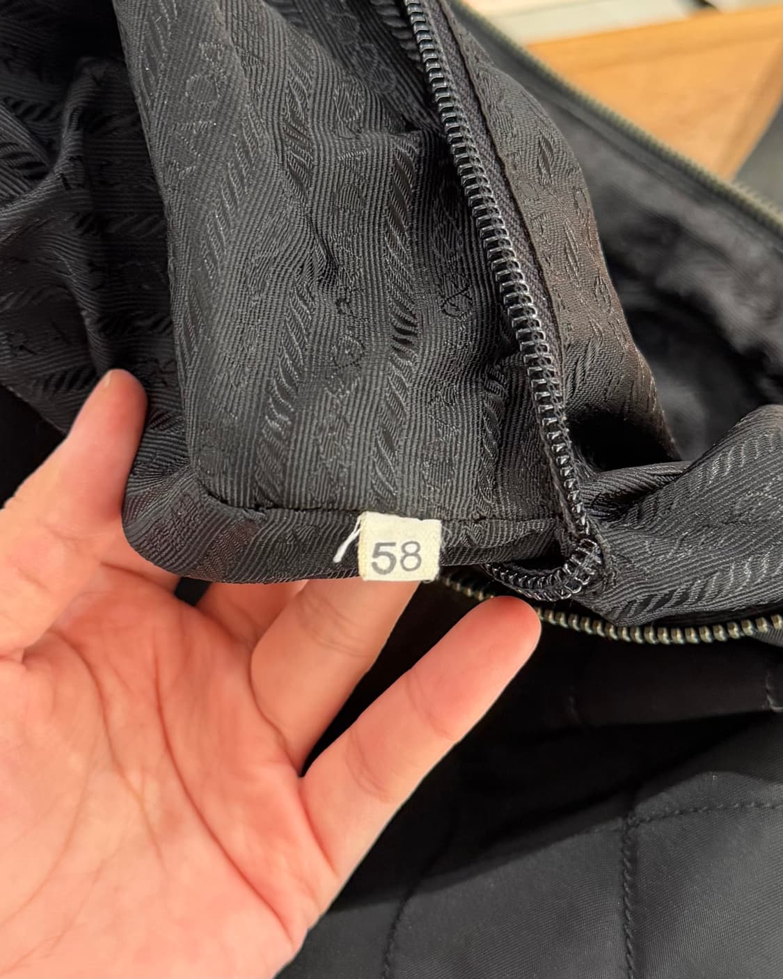 프라다 블랙 나일론 레더 퀼팅 트라이앵글 로고 토트백 상품이미지8