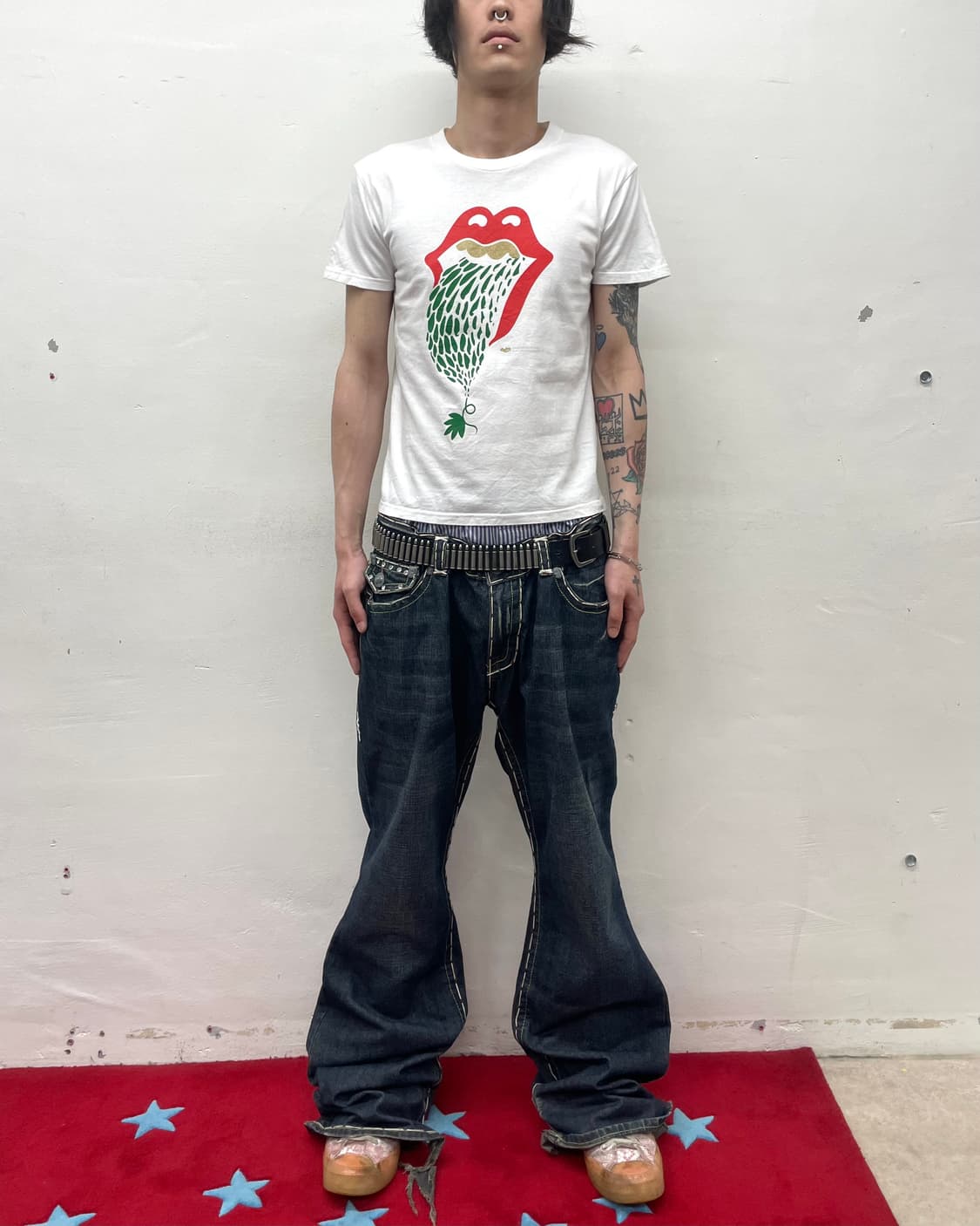white T-shirt with lip leaves  상품이미지3