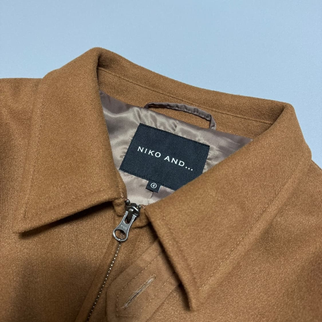 니코앤드(niko and...) 브라운컬러 폴리 혼방 집업 블루종 자켓 상품이미지3