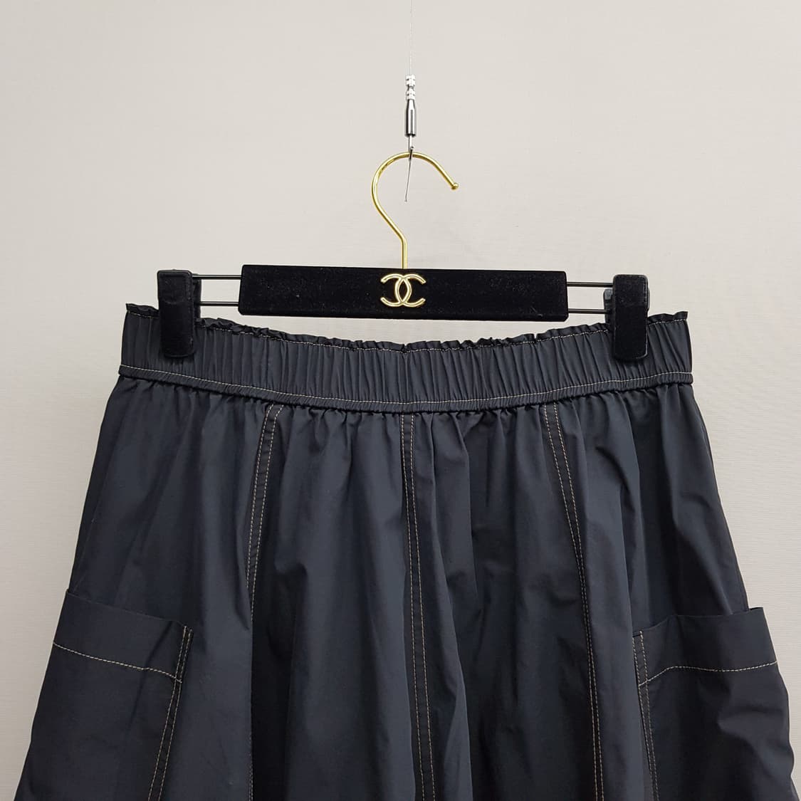 한섬 더캐시미어 2022 블랙 빅포켓 플레어 스커트 67-94사이즈 상품이미지3