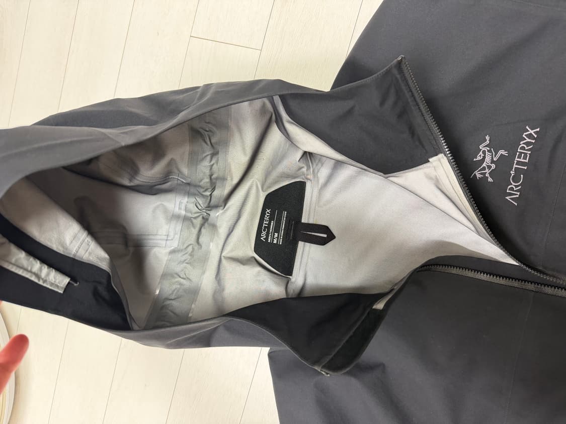 아크테릭스 베타 M 사이즈 블랙  사용감이 많습니다 ... 그래서 크림에 상품이미지10