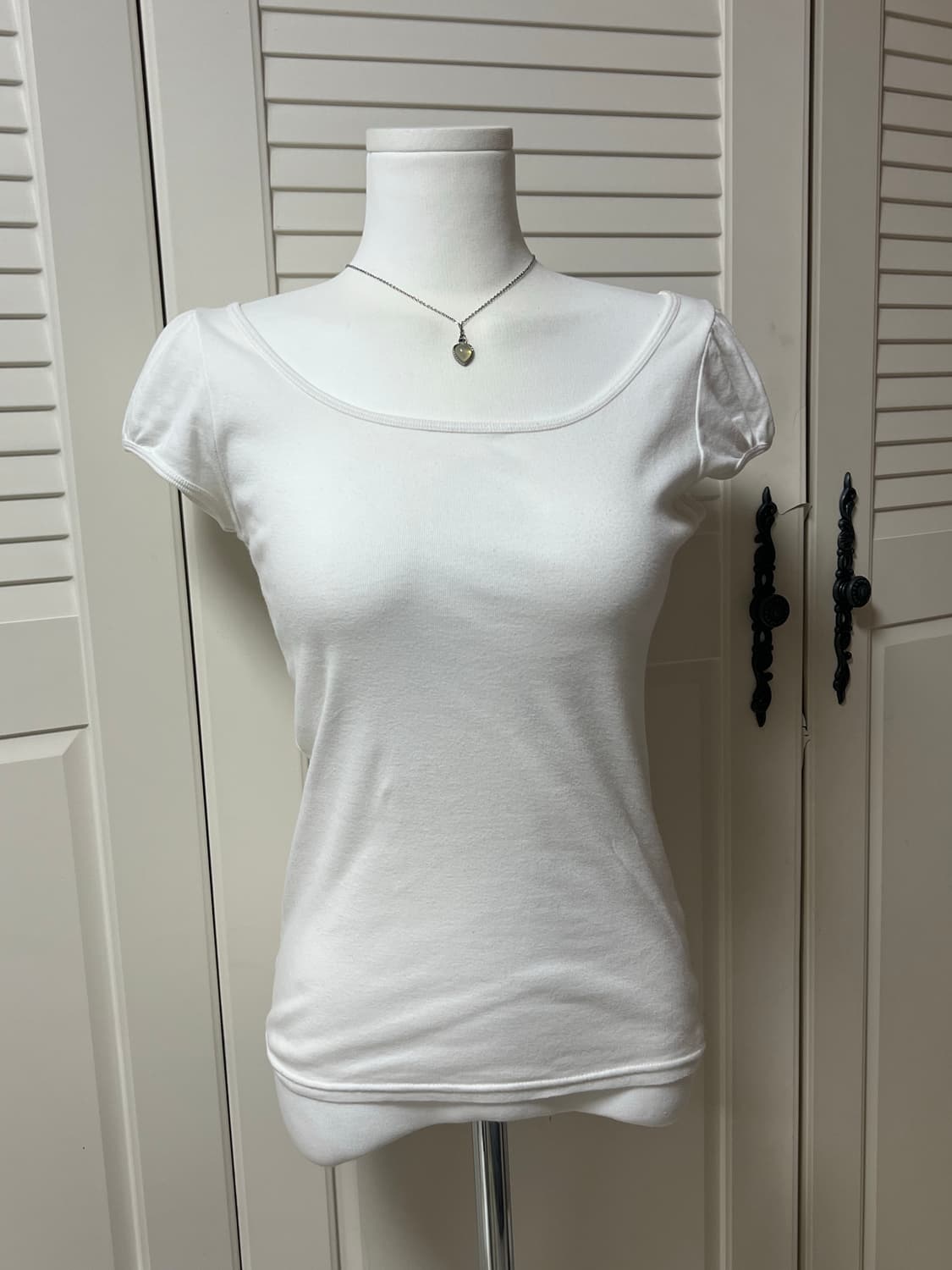 화이트 퍼프 유넥 티셔츠 페미닌 상품이미지2