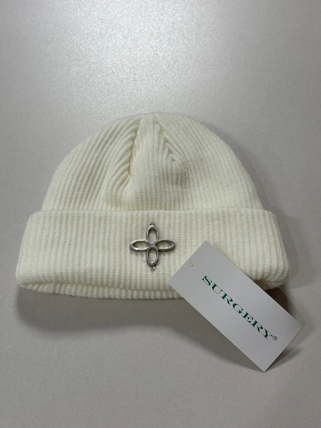 써저리 클로버 로고 비니 화이트 상품이미지1