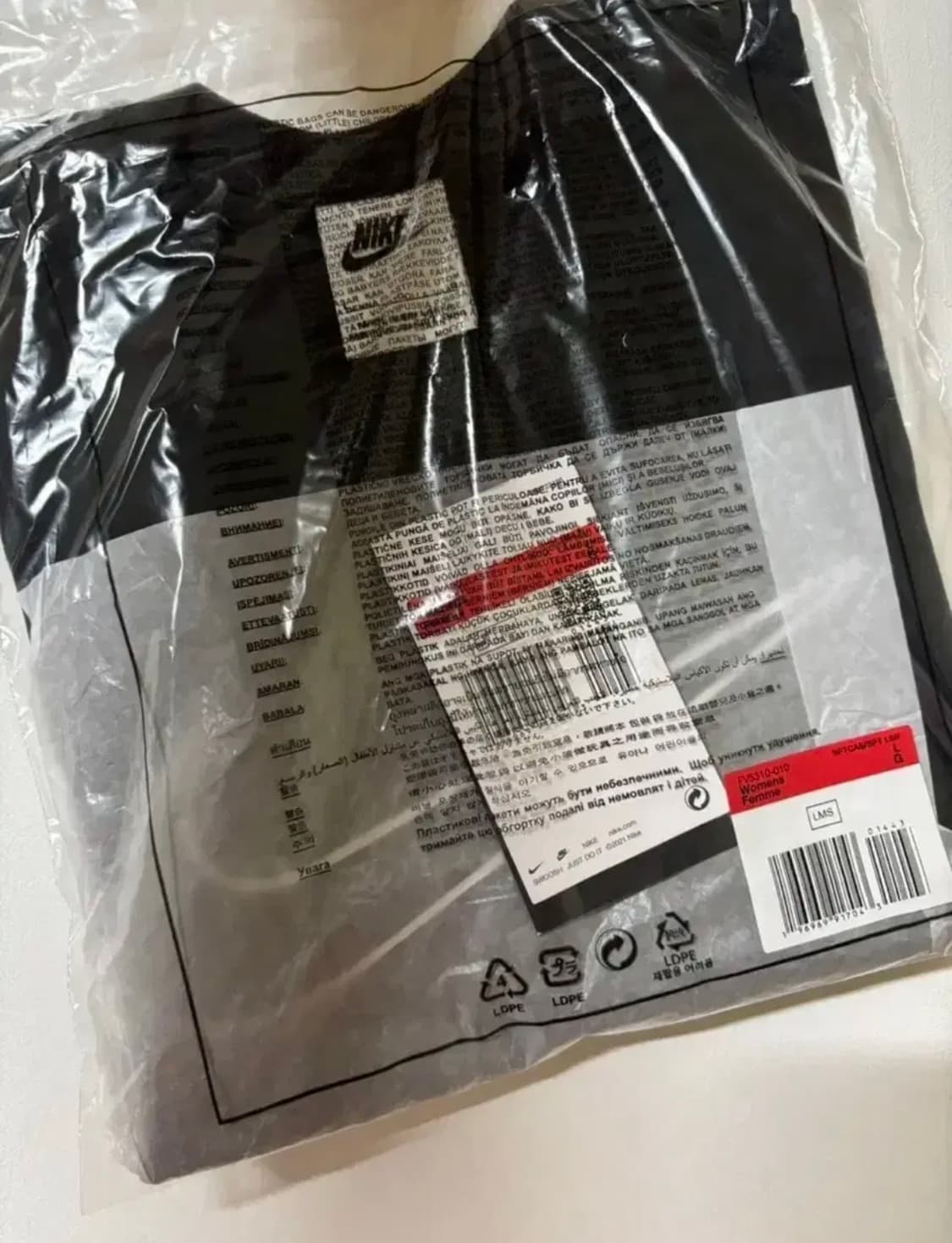 (새상품) 나이키 크롭 반팔티 검정 L 상품이미지4