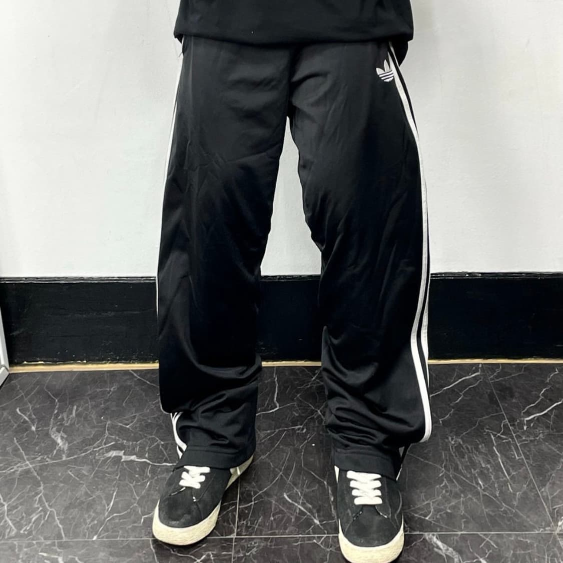아디다스 블랙 삼선 파이어버드 오버와이드 트랙팬츠 상품이미지2
